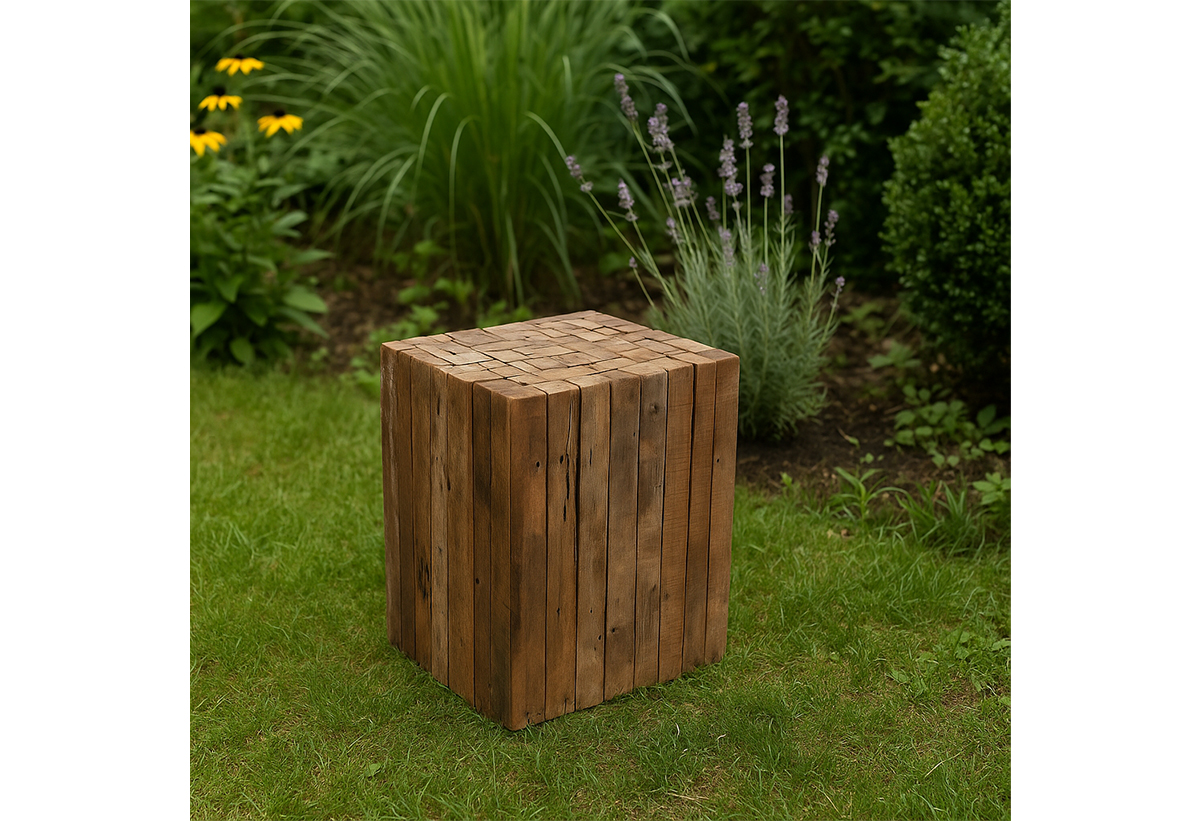 Απεικονίζεται το σκαμπό σε εναν κήπο 